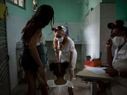 Una enfermera saluda a una niña a punto de ser vacunada en La Habana, el pasado 16 de septiembre.