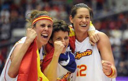 Anna Montañana (d) celebra junto a Amaya Valdemoro y Elisa Aguilar el bronce de la selección española en el Mundial de 2010