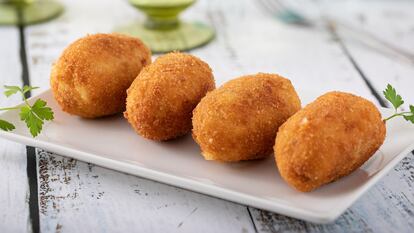 Ahorra tiempo en la cocina con utensilios específicos para hacer croquetas. GETTY IMAGES.