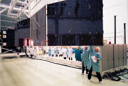 Ensayo de despliegue de los grandes paneles solares de la nave espacial &#039;Rosetta&#039; antes de su lanzamiento, en 2004.