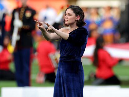 La actriz Sandra Mae Frank interpreta el himno nacional de EE UU con lengua de signos antes de la Super Bowl de 2022 en Los Ángeles.