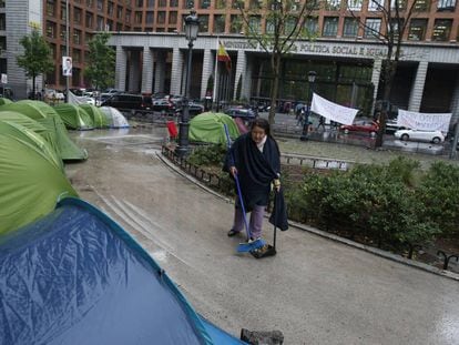 Angelines Avila limpiando el campamento de los sin techo frente al Ministerio de Sanidad