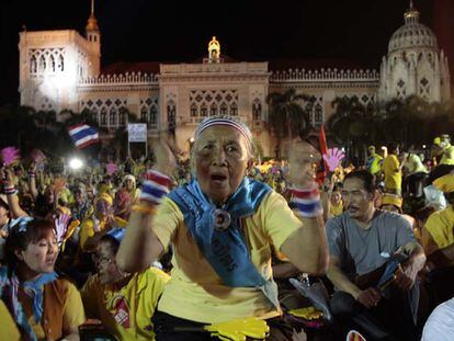 Opositores al Gobierno tailandés se manifiestan frente a la residencia del primer ministro, en Bangkok.
