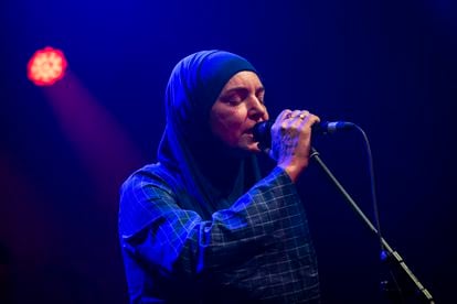 Sinéad O'Connor en un concierto en Budapest, en diciembre de 2019. Un año antes, la cantante irlandesa había anunciado su conversión al islam. 