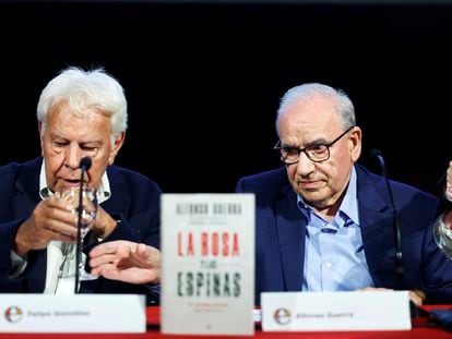 Felipe González y Alfonso Guerra, durante la presentación del libro de Guerra en el Ateneo de Madrid, este miércoles.