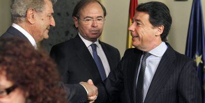 El presidente del Congreso, Jesus Posada, saluda al presidente de Madrid, Ignacio Gonz&aacute;lez, en el acto central del D&iacute;a de la Constituci&oacute;n.