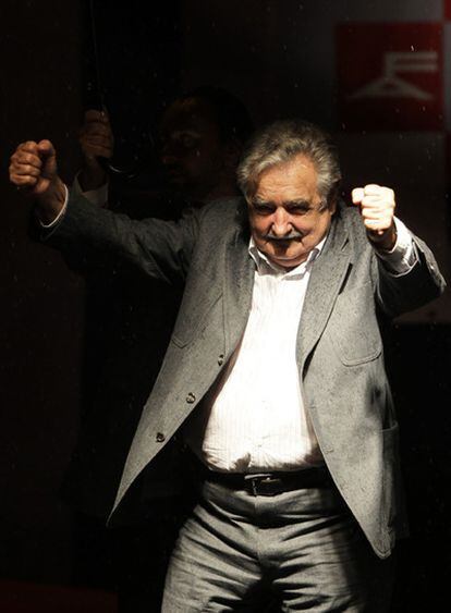 Mujica, exultante tras  los resultados que le proclaman presidente de Uruguay, el pasado 29 de noviembre.