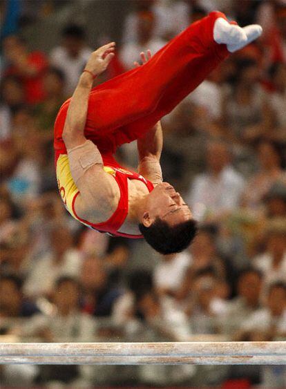 China se ha llevado el oro por equipos en gimnasia artística masculina, superando por 7,250 puntos a Japón y 10,275 a Estados Unidos. El concurso fue sobre todo al principio un mano a mano entre chinos y estadounidenses, en el que los de casa fueron de menos a más.