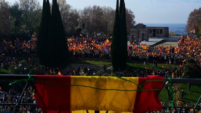 Miles de personas durante la manifestación contra la amnistía, este domingo en el parque del templo de Debod en Madrid.