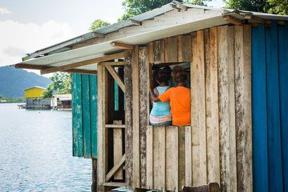 La mayor parte de las casas en Kia se construyen sobre el agua para facilitar las deposiciones de sus habitantes.