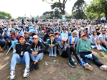 Los aficionados argentinos se reunieron a primera hora de la mañana para ver el partido en Buenos Aires.