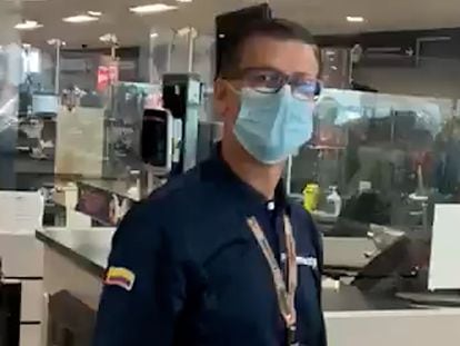 Funcionario de Migración Colombia pega patada a un viajero en el aeropuerto El Dorado de Bogotá.