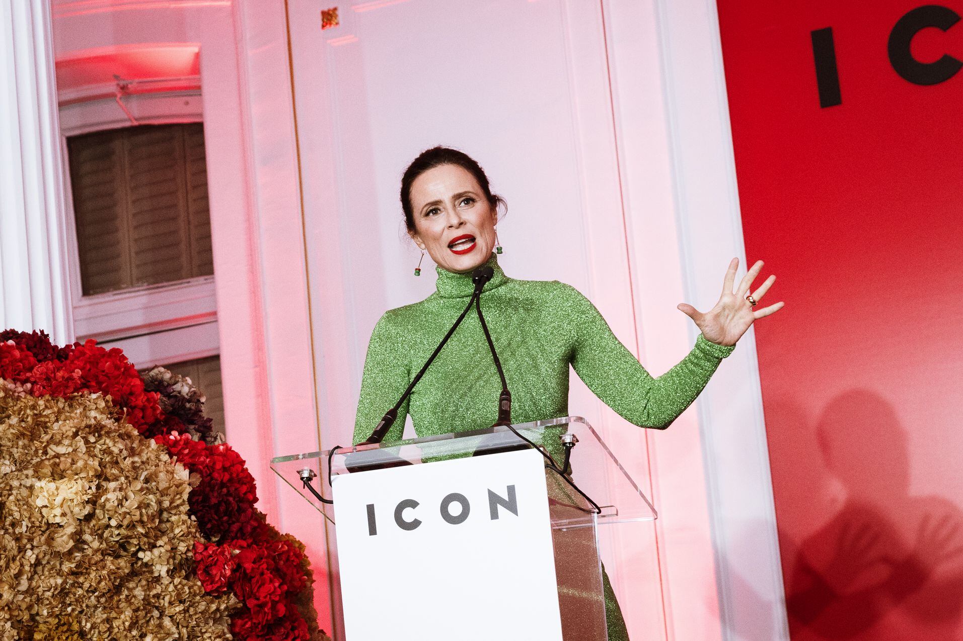 La actriz Aitana Sánchez Gijón durante su discurso previo a la entrega del premio ICON a la actriz y escritora Ana Rujas.