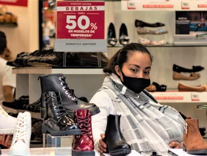 Una mujer revisa un zapato en una tienda de calzado en Ciudad de México, durante una de las ediciones pasadas del Buen Fin.