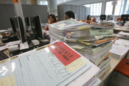 Dar más competencias a los notarios aliviará la carga de los juzgados.
