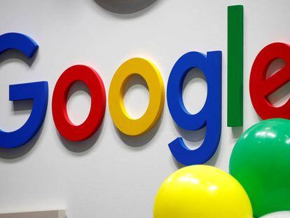 El logo de Google en unas oficinas en París.