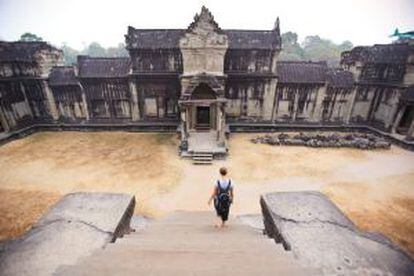 Una turista visitando las ruinas de Angkor Wat, en Camboya.
