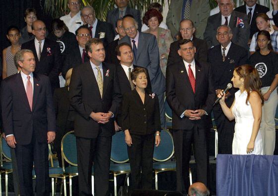 Gloria Estefan cantando el himno nacional cubano en el centenario de la creación de la República de Cuba, en 2002, ante el entonces presidente George W. Bush.