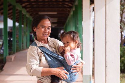 La tasa de fertilidad en Laos es de 3,1 hijos por mujer, muy por debajo de los 6,2 que tenían en 1990. Pese a los progresos en la provisión de métodos anticonceptivos y formación en sexualidad detrás de esta reducción, los datos de la última encuesta nacional sobre el tema, de 2017, confirman que hay grupos y zonas a las que no les están llegando. 