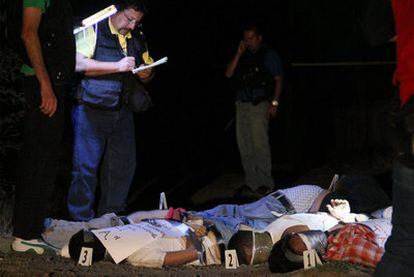La policía, junto a los cadáveres hallados en Morelia maniatados, sobre los que había carteles firmados con las siglas T. A.