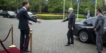 Mark Rutte (L) da la bienvenida a Herman Van Rompuy el pasado jueves en La Haya. 