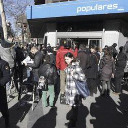 Numerosos periodistas esperan a la entrada de la sede del Partido Popular, en la madrileña calle Génova, el 2 de febrero de 2013.