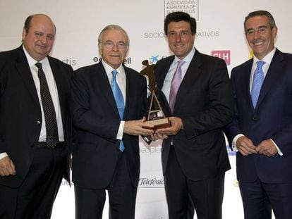 El consejero delegado de Merlin, Ismael Clemente, segundo por la derecha, en una entrega de premios con otros directivos.