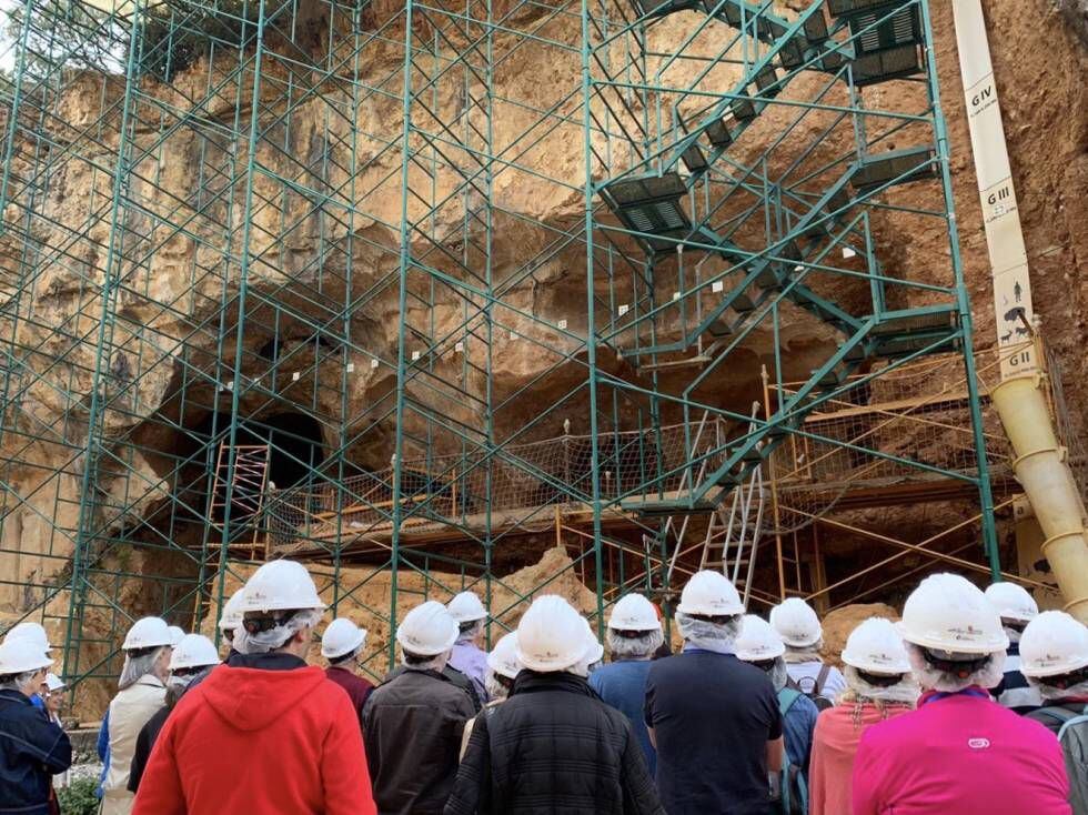 Grupo de visitantes en el yacimiento arqueológico de Atapuerca