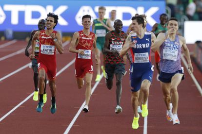 Los españoles Mohamed Katir y Mario García Romo, en la recta de meta del 1.500 metros del Mundial de Eugene (Oregón).