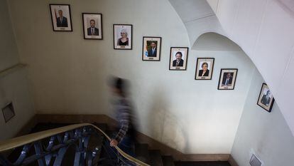 Fotografías de los alcaldes de Badalona en la sede del Ayuntamiento de la ciudad.