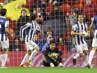 Iraizoz, portero del Athletic, observa c&oacute;mo Verd&uacute; se lleva el bal&oacute;n tras marcar el cuarto del Espanyol