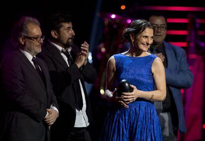 Antonia Zegers recoge el premio de mejor película para 'El club'.