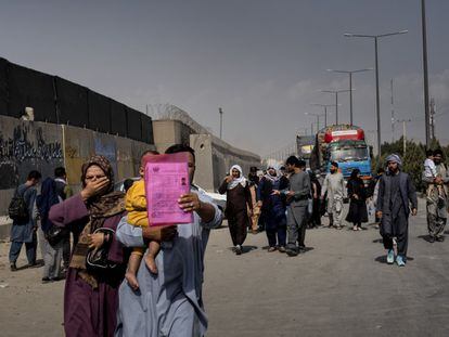 Un hombre enseña sus documentos en el aeropuerto de Kabul.