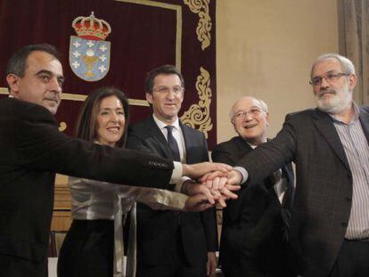 El presidente de la Xunta, Núñez Feijóo, en la firma del acuerdo social