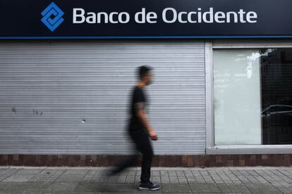 Un hombre camina en el exterior del Banco de Occidente, en Bogotá, Colombia.