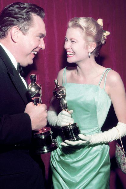 En 1955, Grace Kelly recogió el Oscar por su papel en 'La angustia de vivir' enfundada en este traje verde agua, obra de la diseñadora de vestuario Edith Head. Un año después se convertiría en la princesa de Mónaco al casarse con Rainiero. En la foto, junto a Edmond O'Brian.