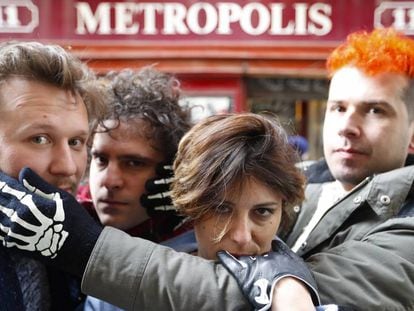 De izquierda a derecha: Rafa, Zippo, Isa y Rodrigo, miembros de Triángulo de Amor Bizarro.