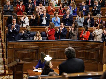 La bancada del PSOE aplaude al presidente del Gobierno, Pedro Sánchez, durante la segunda sesión de la moción de censura, en el Congreso de los Diputados.