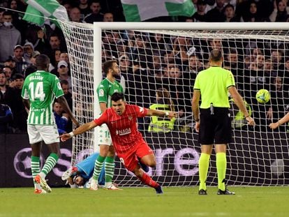 Acuña celebra su gol al Betis.