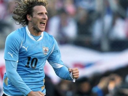 Diego Forl&aacute;n celebra un gol con Uruguay. 