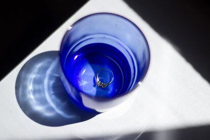 La imagen de un anillo en el fondo de una copa ahora cobra más sentido. Los joyeros lo recomiendan para sacar brillo a los diamantes. Según la web oficial de la prestigiosa casa de subastas, <a href="https://www.sothebys.com/en/news-video/blogs/all-blogs/masterpieces-in-the-making/2015/10/how -to-clean-your-diamond-ring-soap-to-vodka.html" target=blank>Sotheby's</a>, solo tiene que introducir su anillo en un vaso lleno de vodka (o ginebra) y dejarlo ahí durante unas horas. El etanol que contienen estas bebidas funciona como un disolvente natural que disuelve las moléculas de suciedad adheridas al diamante.