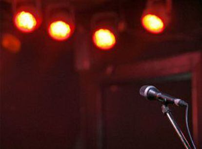 Un micrófono en el escenario vacío de la sala Clamores.