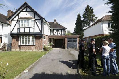 La polic&iacute;a vigila la casa de la familia asesinada en Francia en Claygate (Inglaterra).