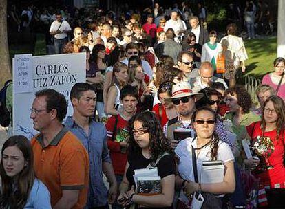 Una multitud aguarda para firmar ejemplares del autor Carlos Ruiz Zafón, ayer en la Feria del Libro de Madrid.