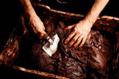 A Jolonch continuen fent la xocolata a la pedra com fa cent anys.