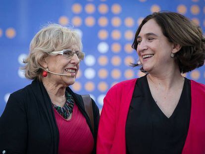 La alcaldesa de Madrid, Manuela Carmena (a la izquierda), junto a la alcaldesa de Barcelona, Ada Colau, el pasado mes de mayo