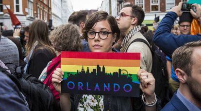 Homenaje a las víctimas de la masacre de Orlando, este lunes en Londres.