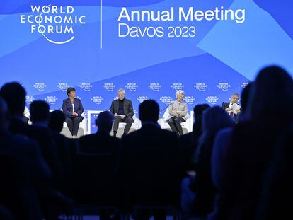La jefa del FMI, Kristalina Georgieva; el ministro francés de Economía, Bruno Le Maire; la presidenta del BCE, Christine Lagarde; y el gobernador del Banco de Japón, Kuroda Haruhiko, este viernes en Davos.