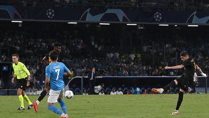 Fede Valverde dispara a puerta en la acción del tercer gol del Madrid contra el Nápoles.