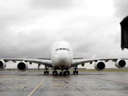 Una vez en tierra, el A380 rueda hasta su posición de estacionamiento.